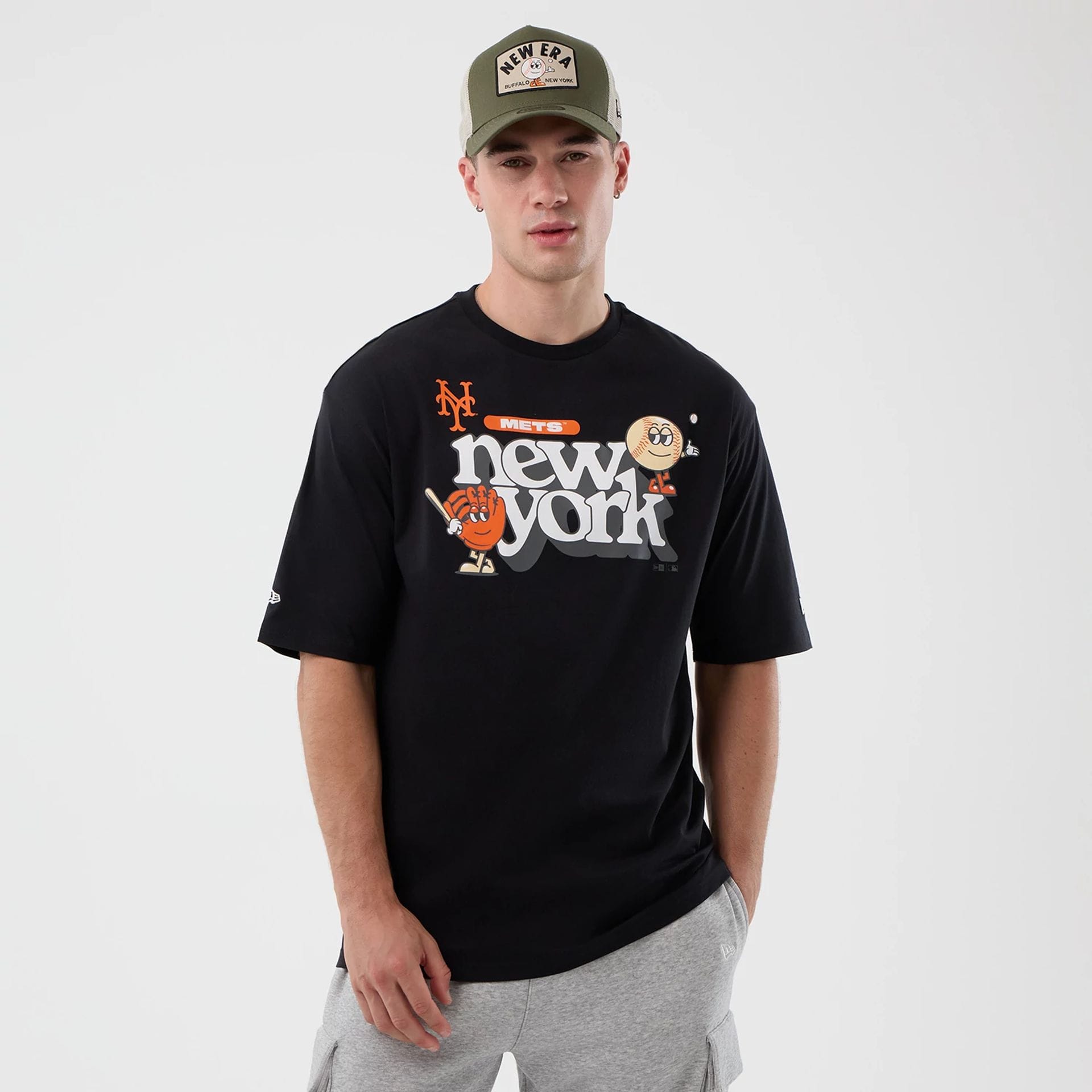 The model is wearing this MLB Icon Graphic New York Mets T-Shirt in black. 1