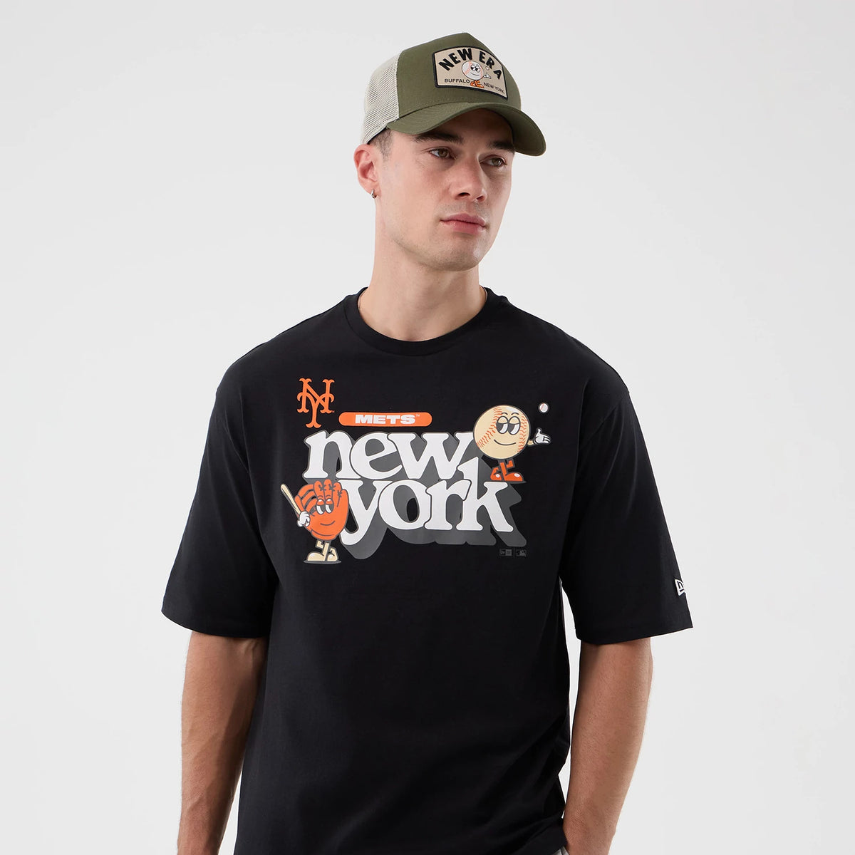 The model is wearing this MLB Icon Graphic New York Mets T-Shirt in black. 5