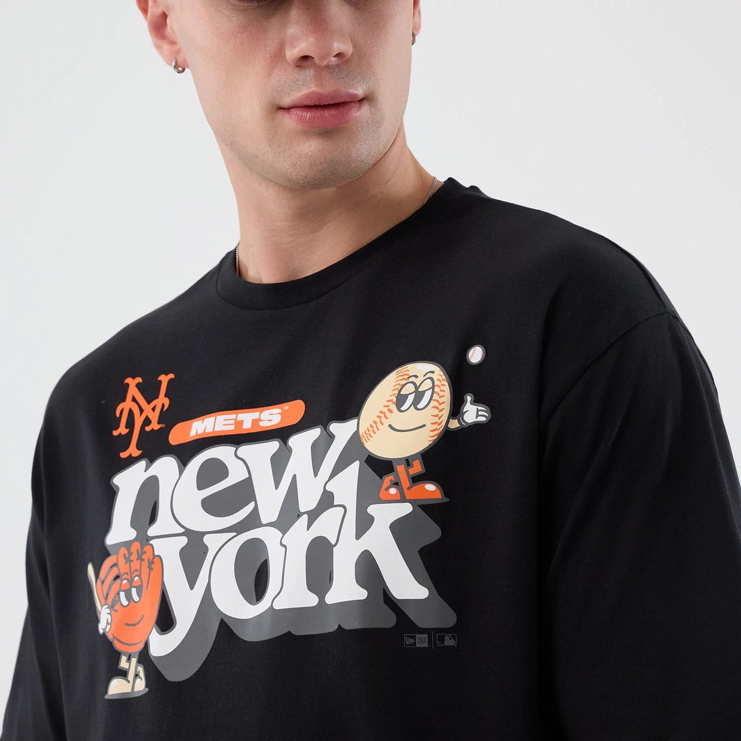 The model is wearing this MLB Icon Graphic New York Mets T-Shirt in black. 6