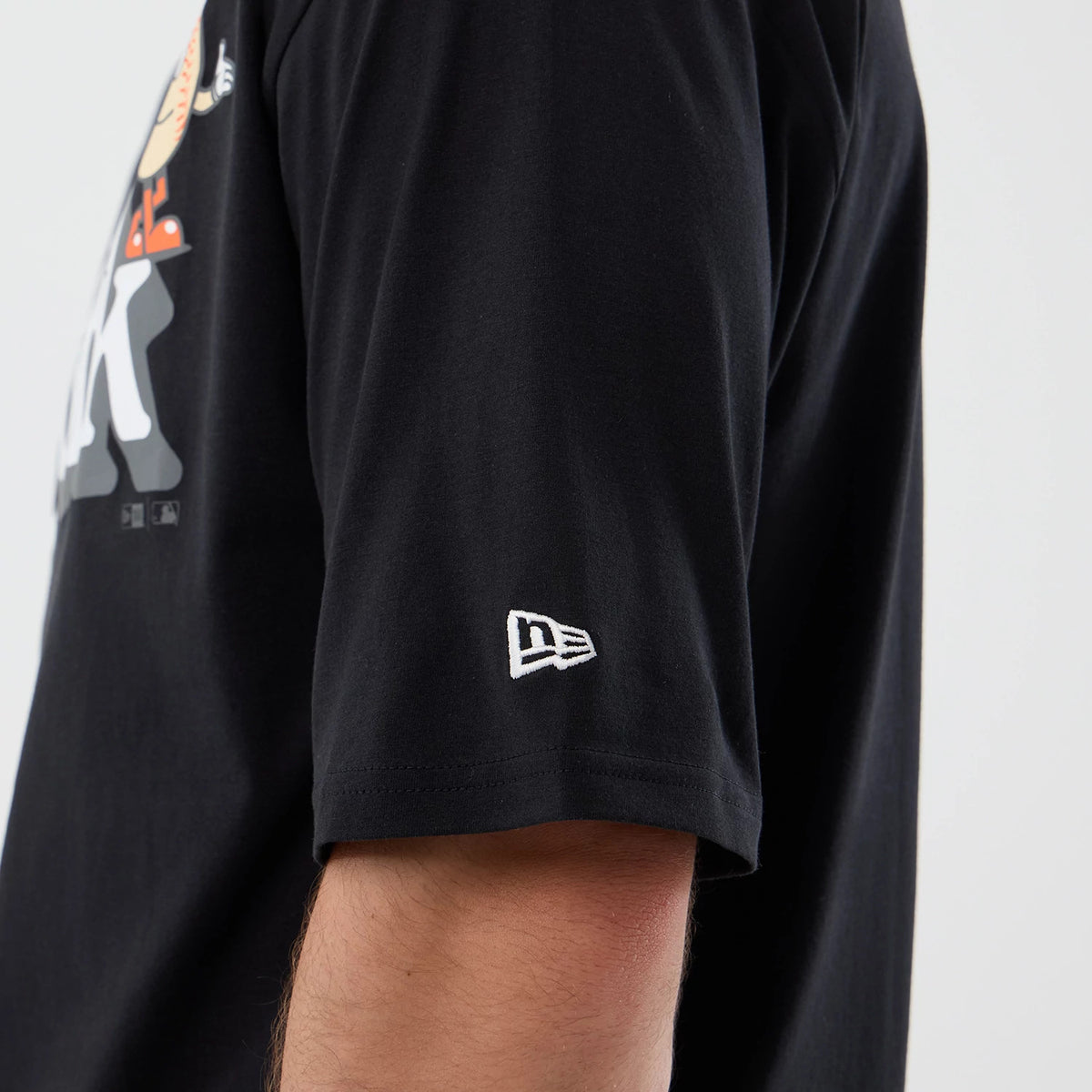 The model is wearing this MLB Icon Graphic New York Mets T-Shirt in black. 7