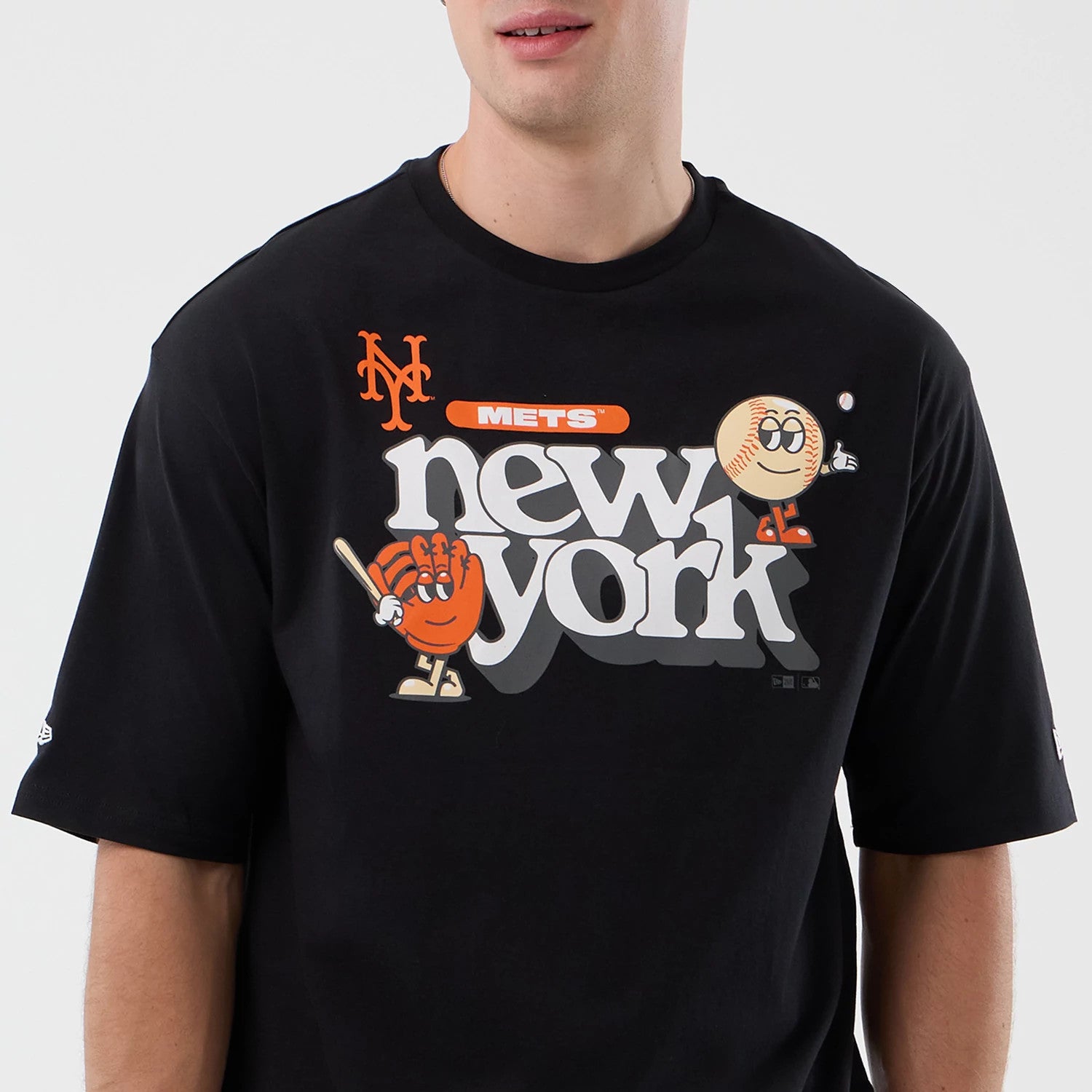 The model is wearing this MLB Icon Graphic New York Mets T-Shirt in black. 3