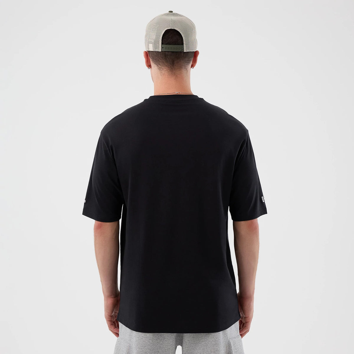 The model is wearing this MLB Icon Graphic New York Mets T-Shirt in black. 2