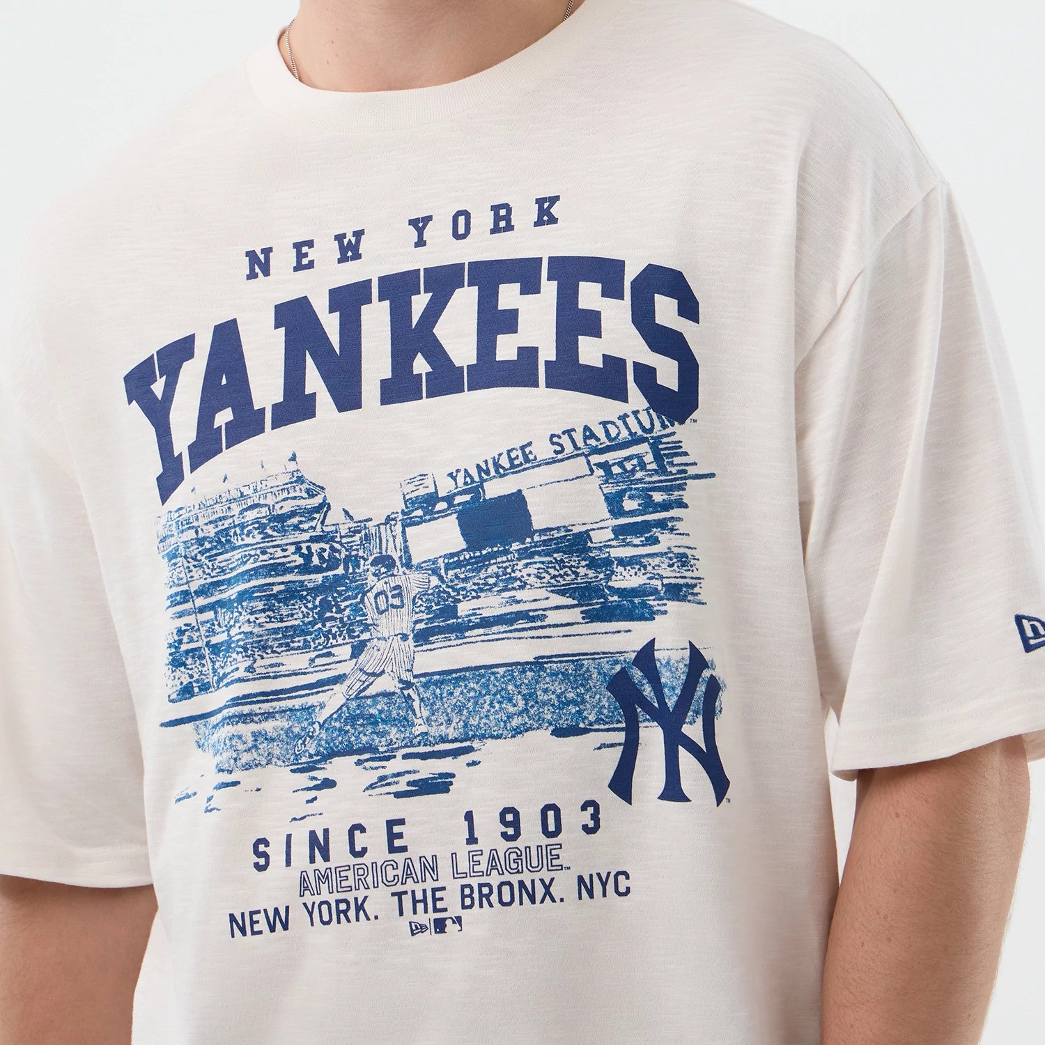 The model is wearing this MLB Slub New York Yankees Oversized T-Shirt in open white. 4