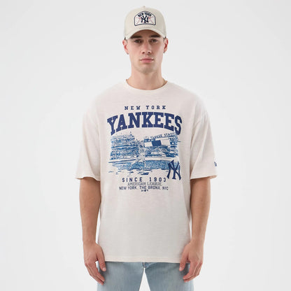 The model is wearing this MLB Slub New York Yankees Oversized T-Shirt in open white. 1