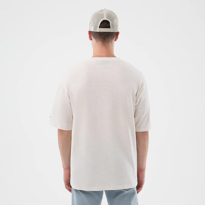 The model is wearing this MLB Slub New York Yankees Oversized T-Shirt in open white. 2