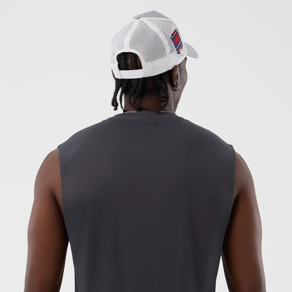 The model is wearing this MLB Core Plus New York Yankees Vest in dark grey. 6