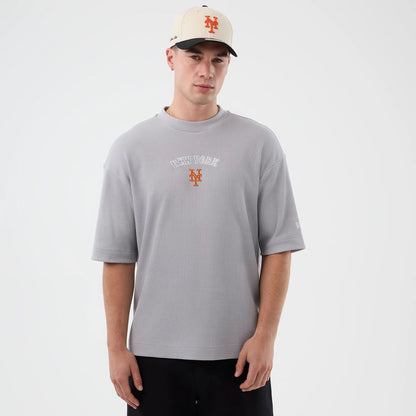 The model is wearing this MLB Waffle New York Mets T-Shirt in grey. 3