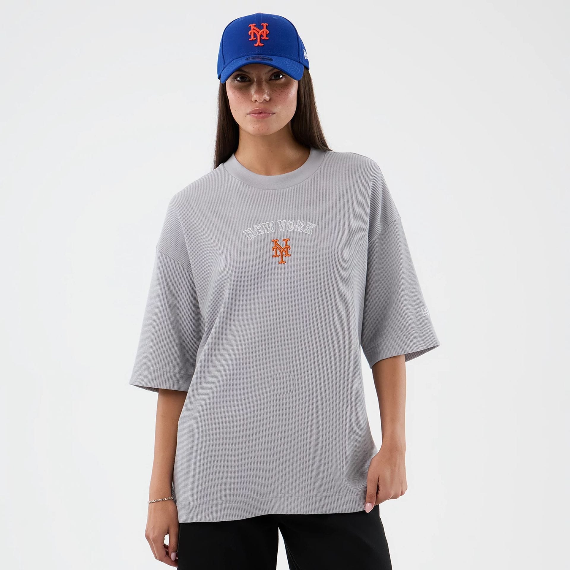 The model is wearing this MLB Waffle New York Mets T-Shirt in grey. 5