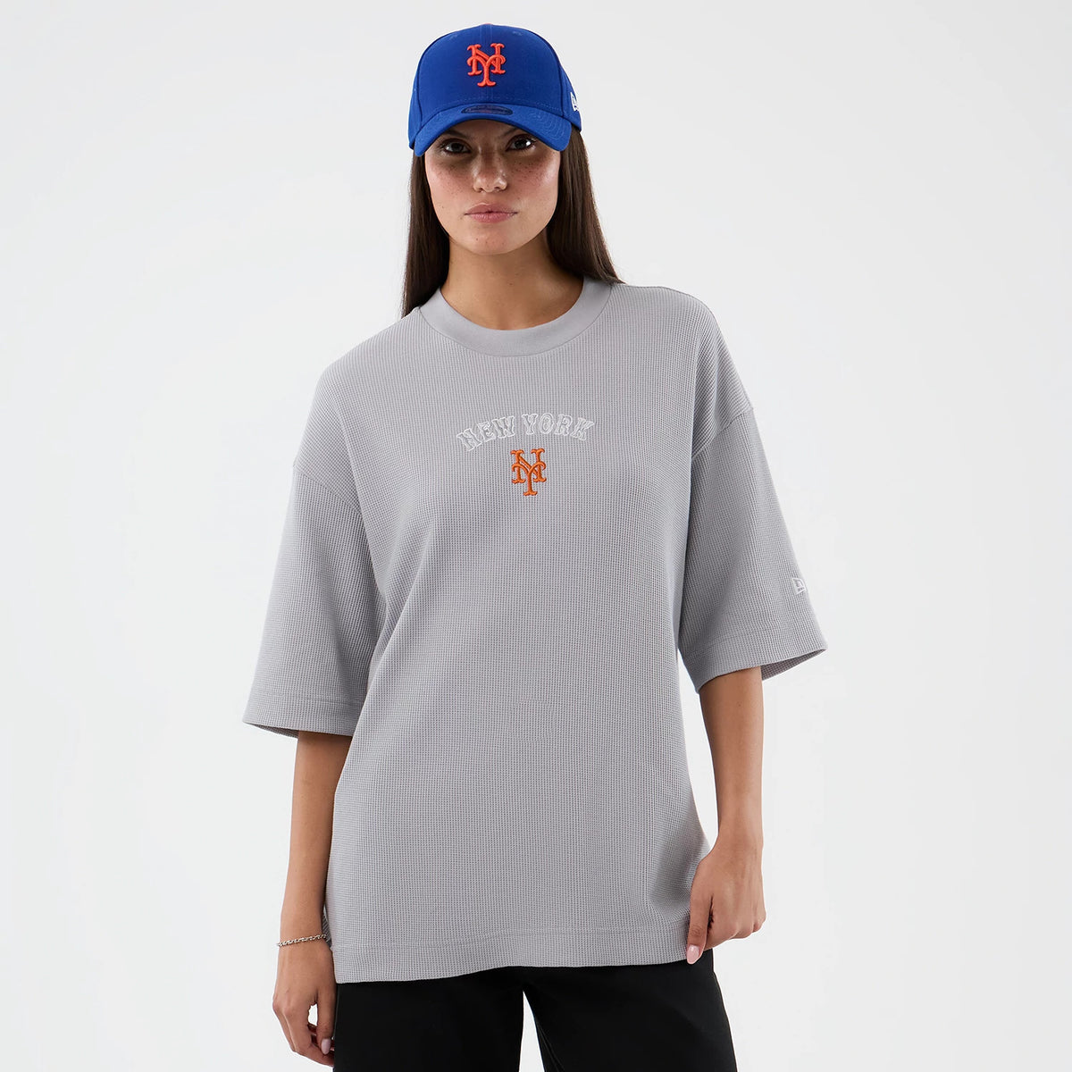 The model is wearing this MLB Waffle New York Mets T-Shirt in grey. 5