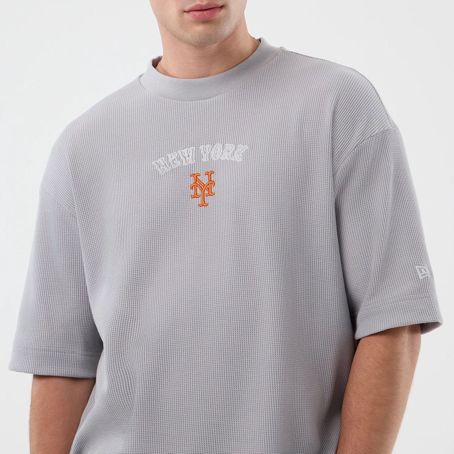 The model is wearing this MLB Waffle New York Mets T-Shirt in grey. 4