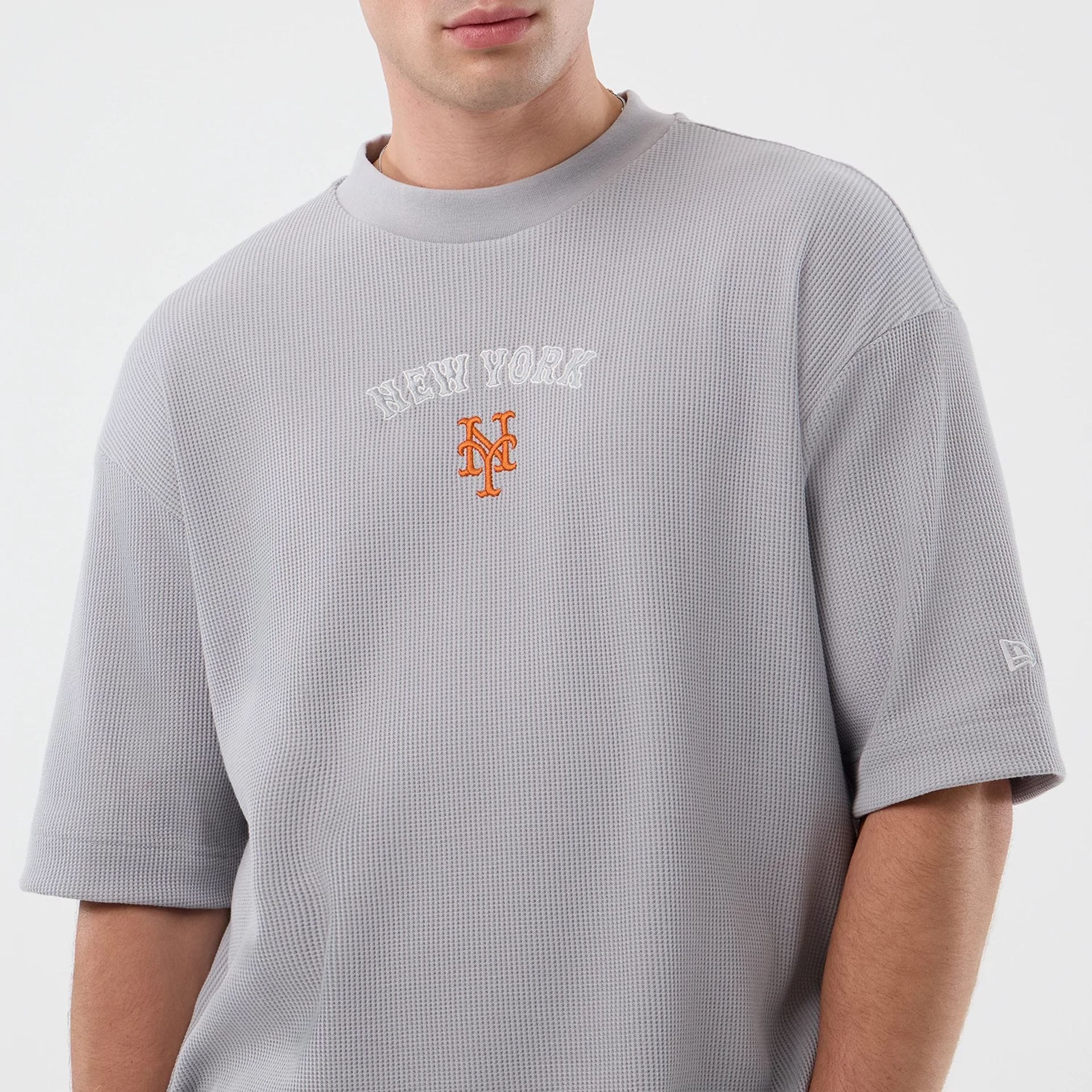 The model is wearing this MLB Waffle New York Mets T-Shirt in grey. 4