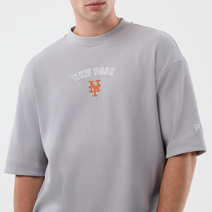 The model is wearing this MLB Waffle New York Mets T-Shirt in grey. 4