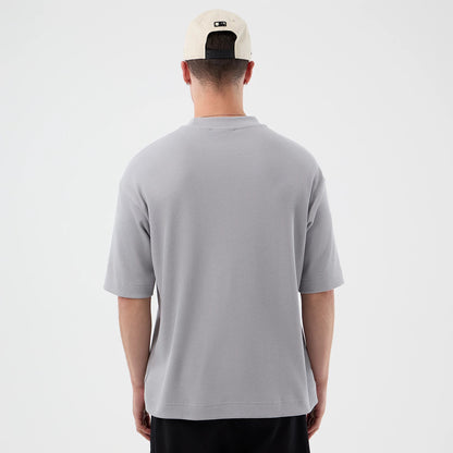 The model is wearing this MLB Waffle New York Mets T-Shirt in grey. 2