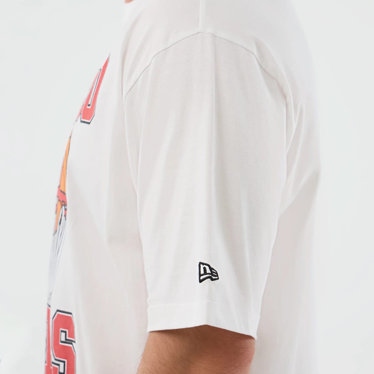 The model is wearing this NBA Basketball Graphic Chicago Bulls Oversized T-Shirt in white. 7