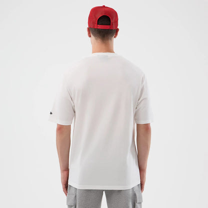 The model is wearing this NBA Basketball Graphic Chicago Bulls Oversized T-Shirt in white. 2