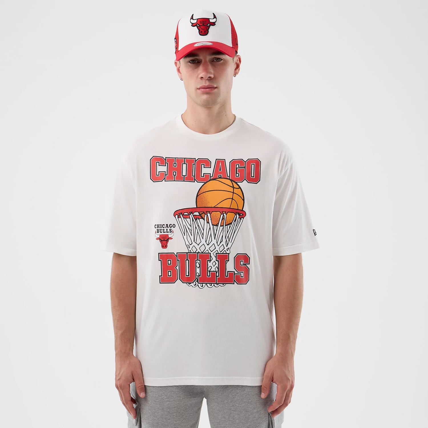 The model is wearing this NBA Basketball Graphic Chicago Bulls Oversized T-Shirt in white. 1