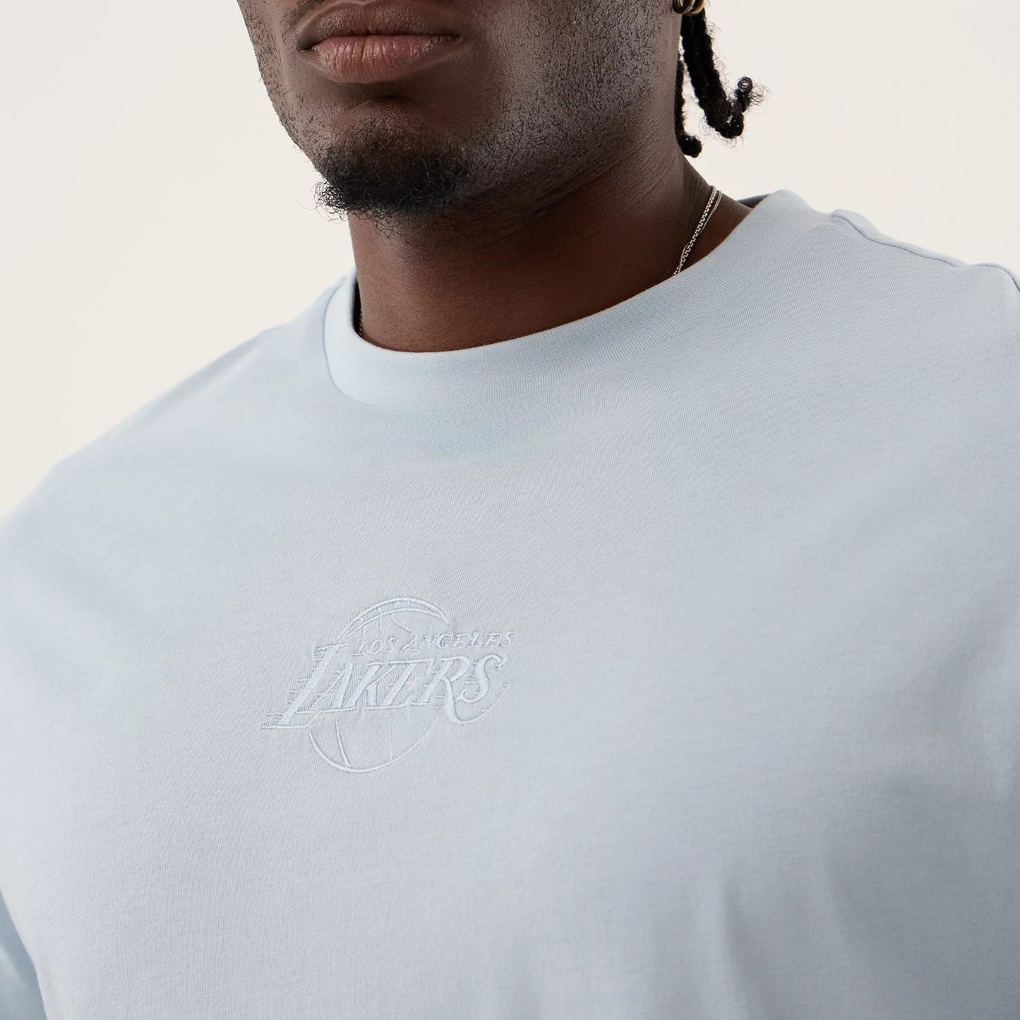 The model is wearing this NBA League Essential LA Lakers Oversized T-Shirt in pastel blue. 6
