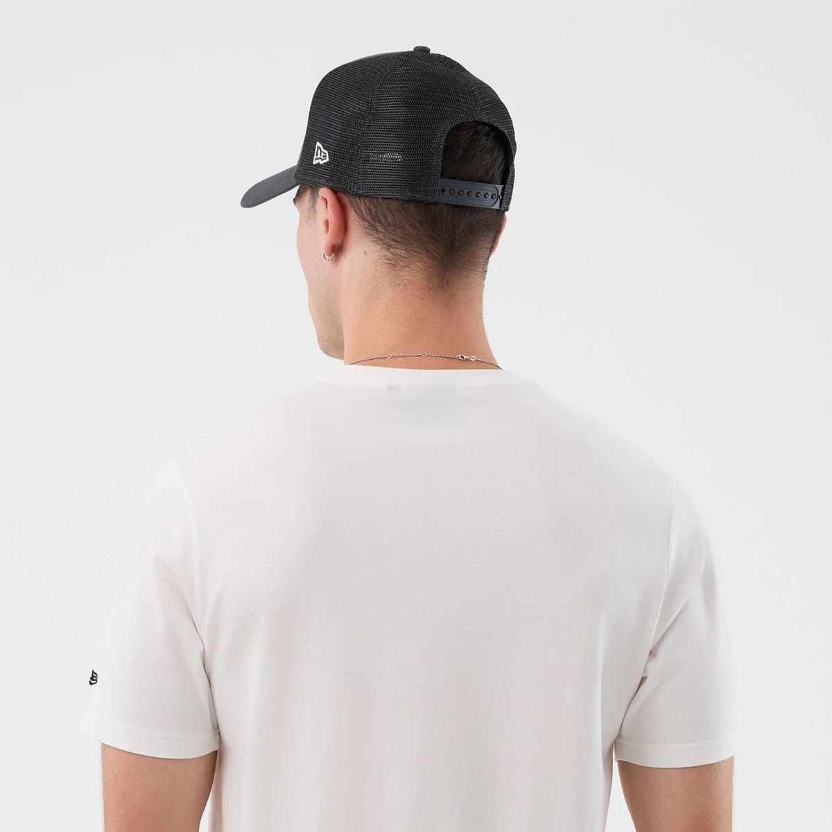 The model is wearing this NBA Beach Graphic Chicago Bulls T-Shirt in white. 6