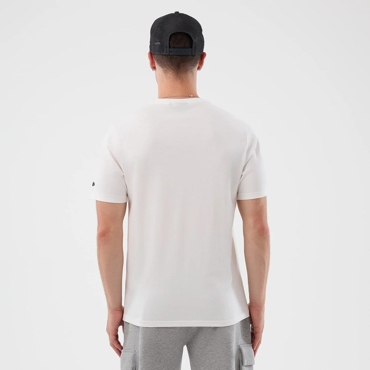 The model is wearing this NBA Beach Graphic Chicago Bulls T-Shirt in white. 2