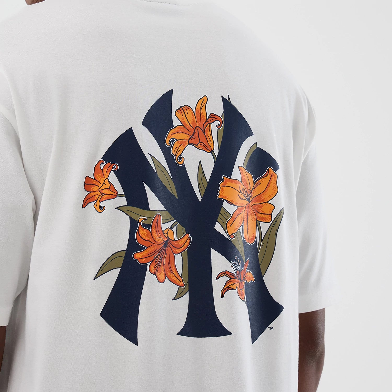 The model is wearing this MLB Floral New York Yankees Oversized T-Shirt in white. 4