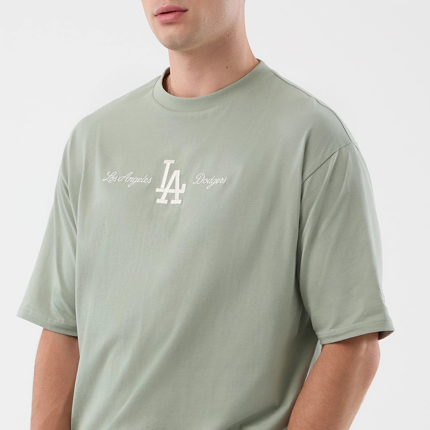 The model is wearing this MLB Script LA Dodgers Oversized T-Shirt in pastel green. 6