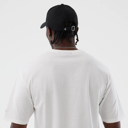 The model is wearing this MLB Icon Graphic New York Yankees T-Shirt in white. 7