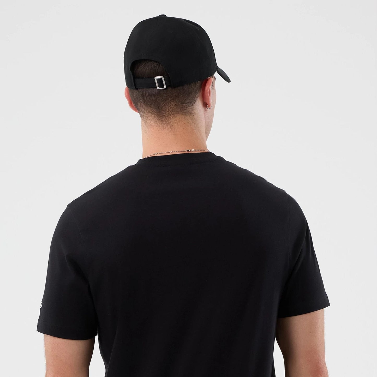 The model is wearing this NBA Graphic Chicago Bulls T-Shirt in black. 6