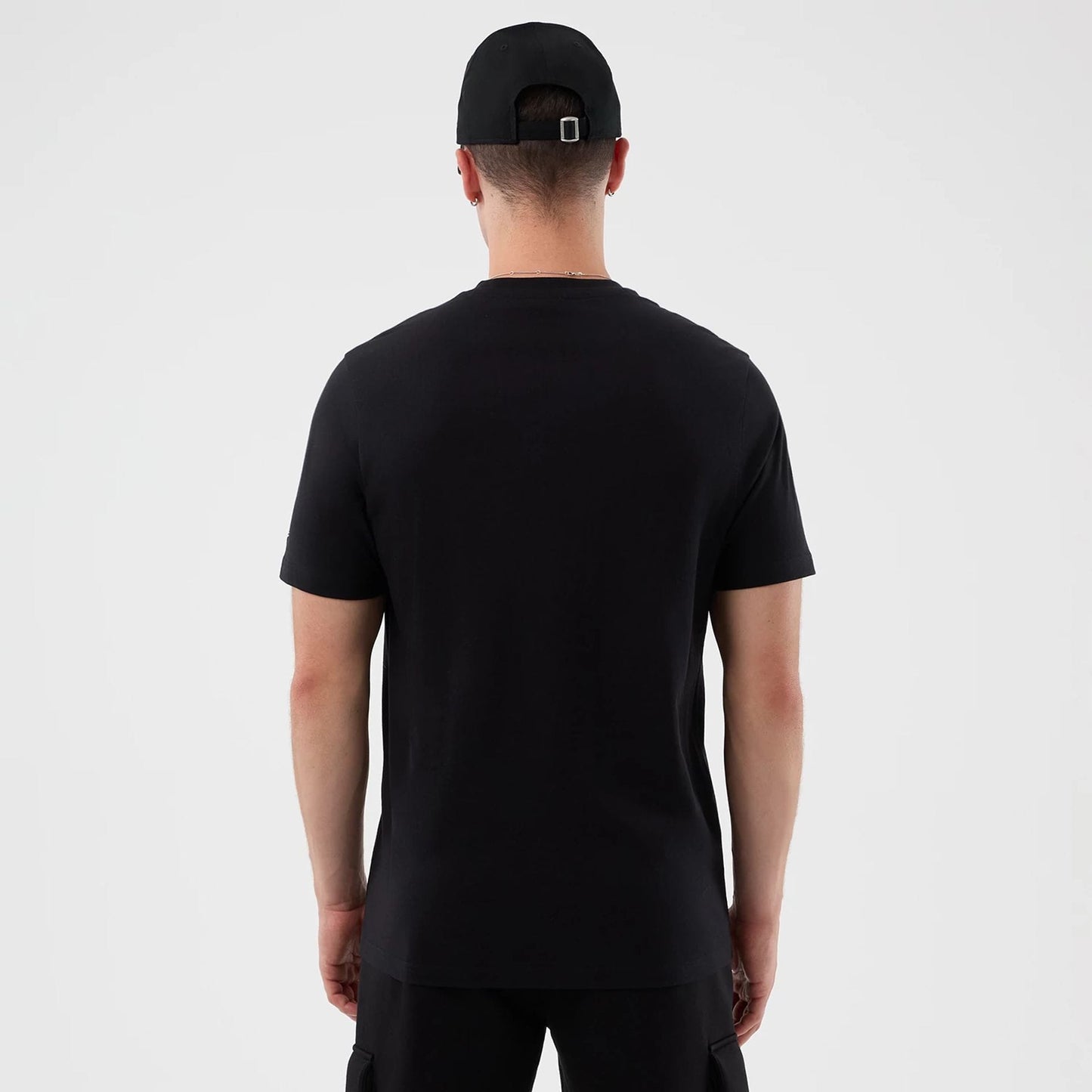 The model is wearing this NBA Graphic Chicago Bulls T-Shirt in black. 2