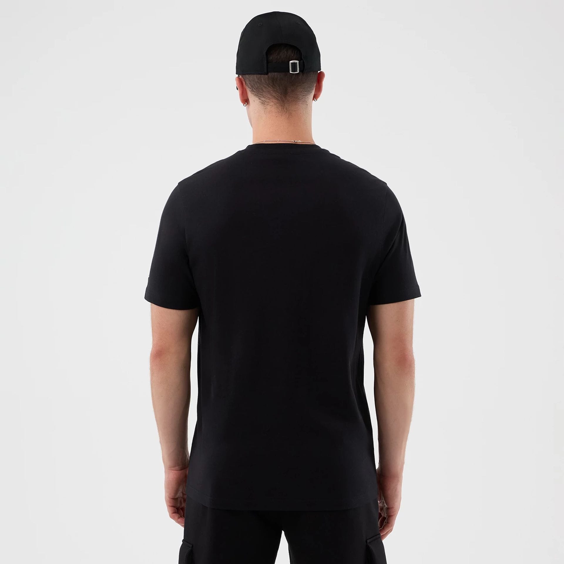 The model is wearing this NBA Graphic Chicago Bulls T-Shirt in black. 2