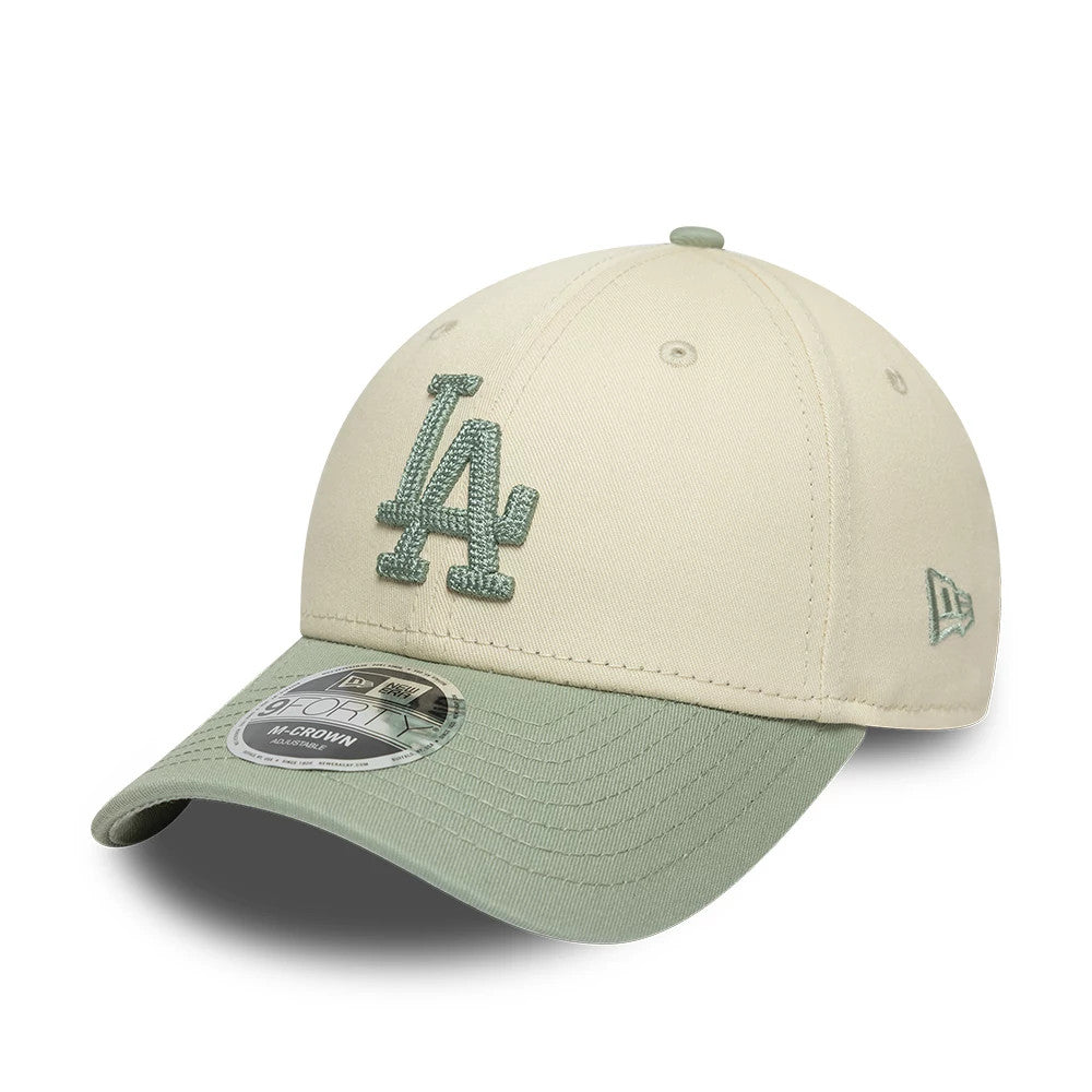 LA Dodgers MLB Side Script Cream New Era 9FORTY M-Crown Adjustable Cap, three-quarter view showing a green embroidered LA logo on the front panel, a matching New Era flag logo on the left side, and a green 9FORTY size sticker on the visor.