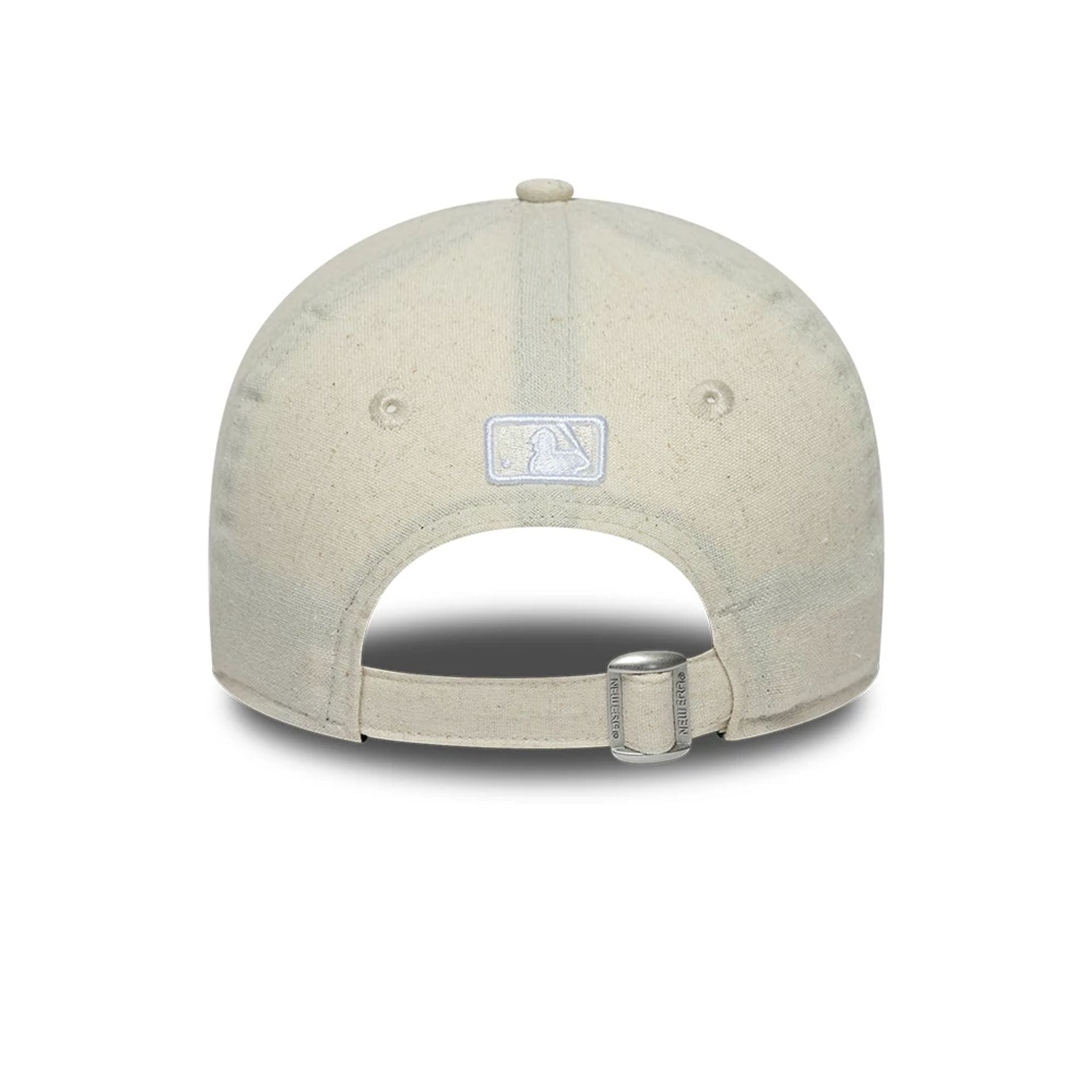 Pictured is this Youth MLB Linen New York Yankees 9FORTY M-Crown cap in Cream. 4
