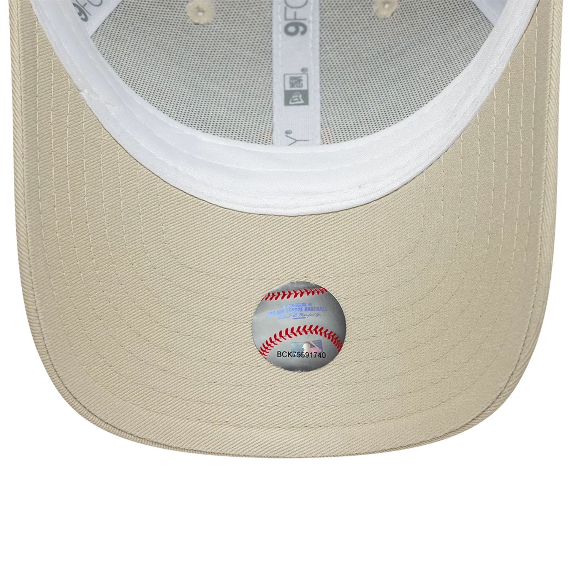 Pictured is this Youth MLB Homefield New York Yankees 9FORTY Trucker cap in Cream. 5