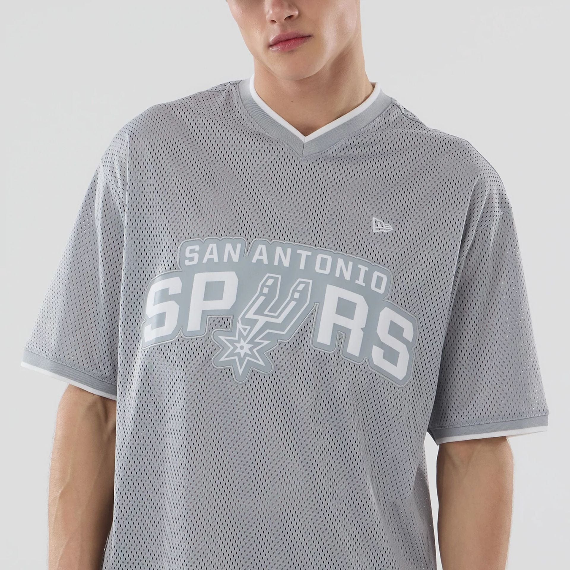 The model is wearing this NBA Mesh San Antonio Spurs Oversized T-Shirt in grey. 5