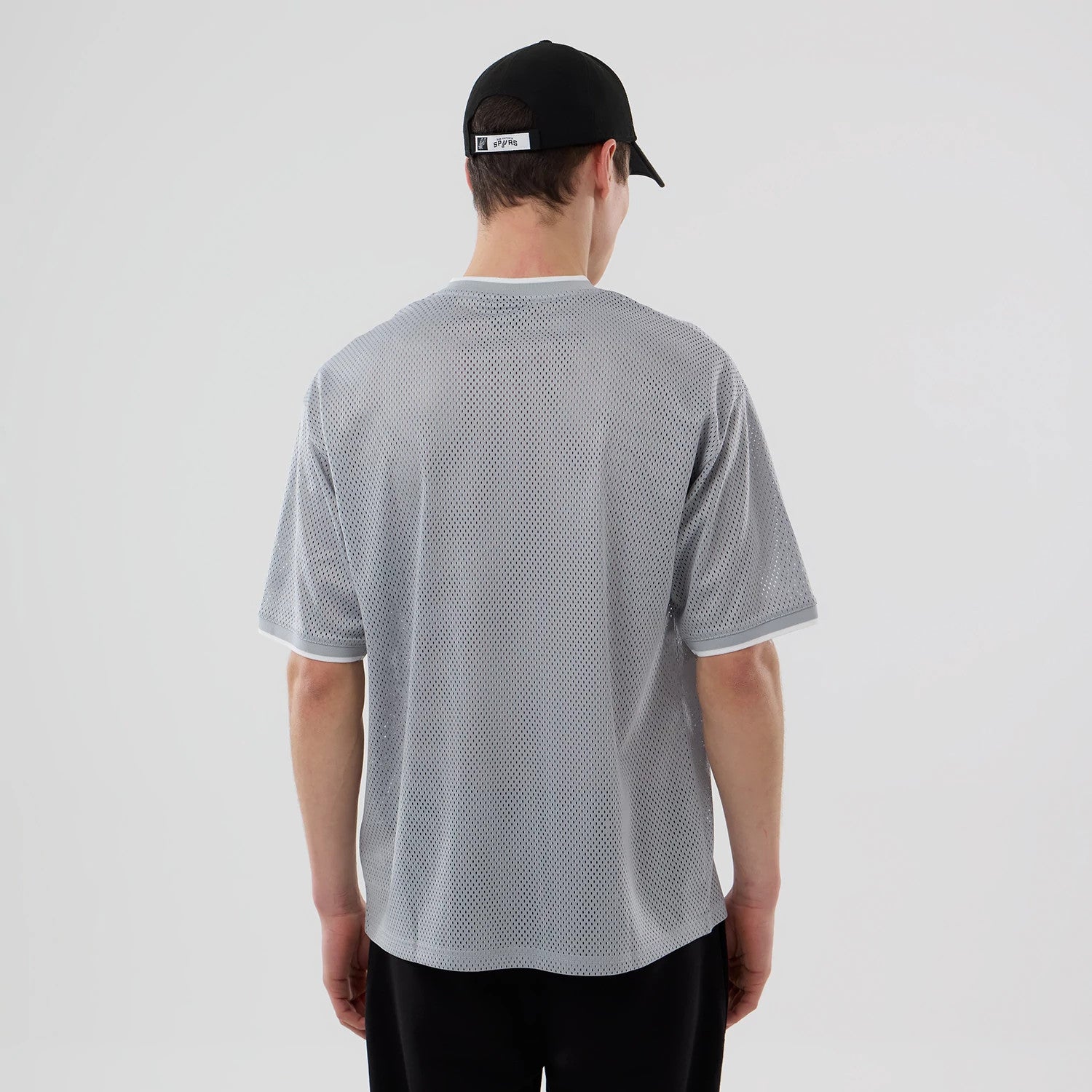 The model is wearing this NBA Mesh San Antonio Spurs Oversized T-Shirt in grey. 2