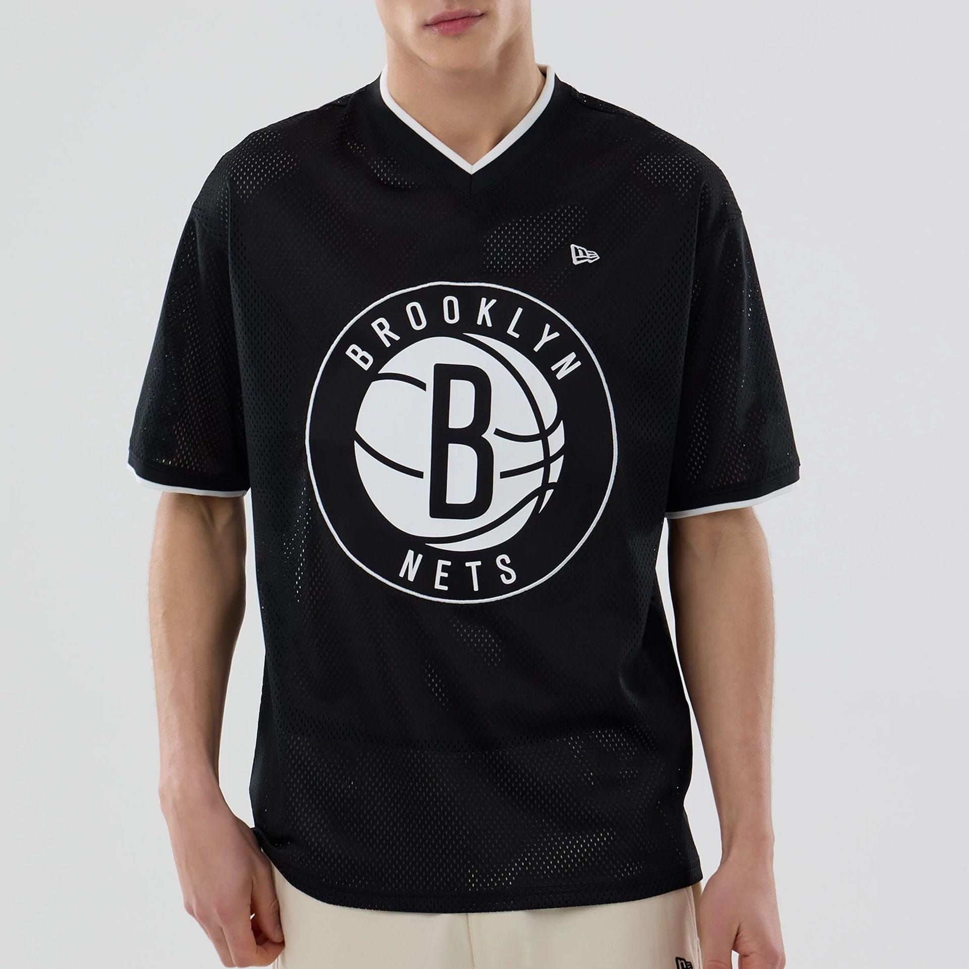 The model is wearing this NBA Mesh Brooklyn Nets Oversized T-Shirt in black. 7