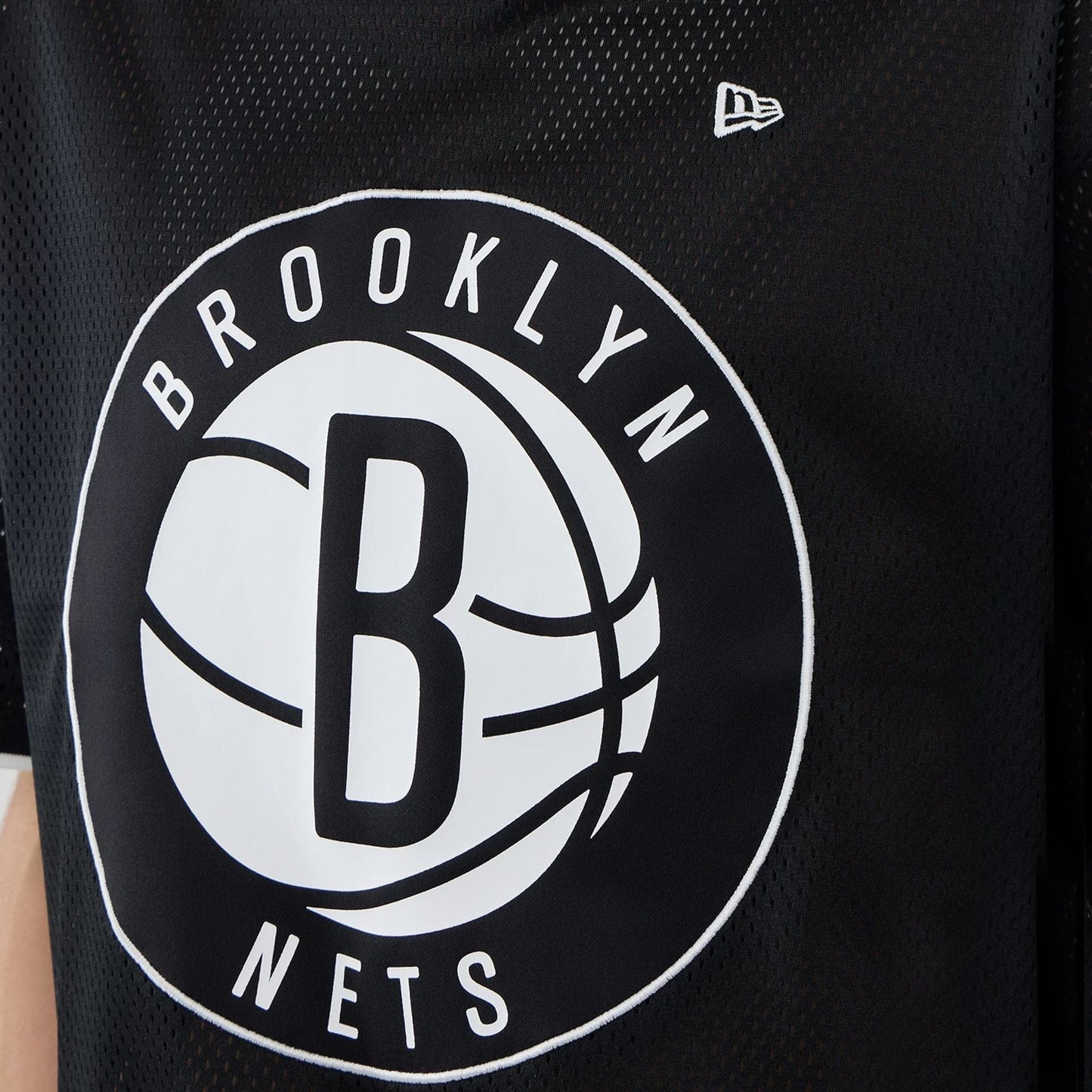 The model is wearing this NBA Mesh Brooklyn Nets Oversized T-Shirt in black. 4