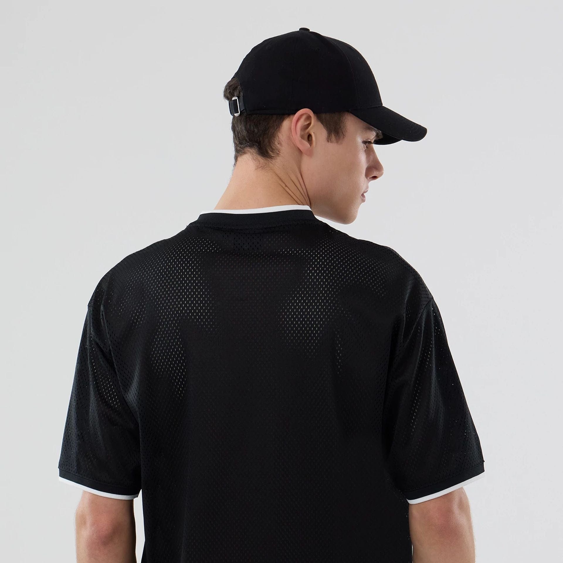 The model is wearing this NBA Mesh Brooklyn Nets Oversized T-Shirt in black. 6