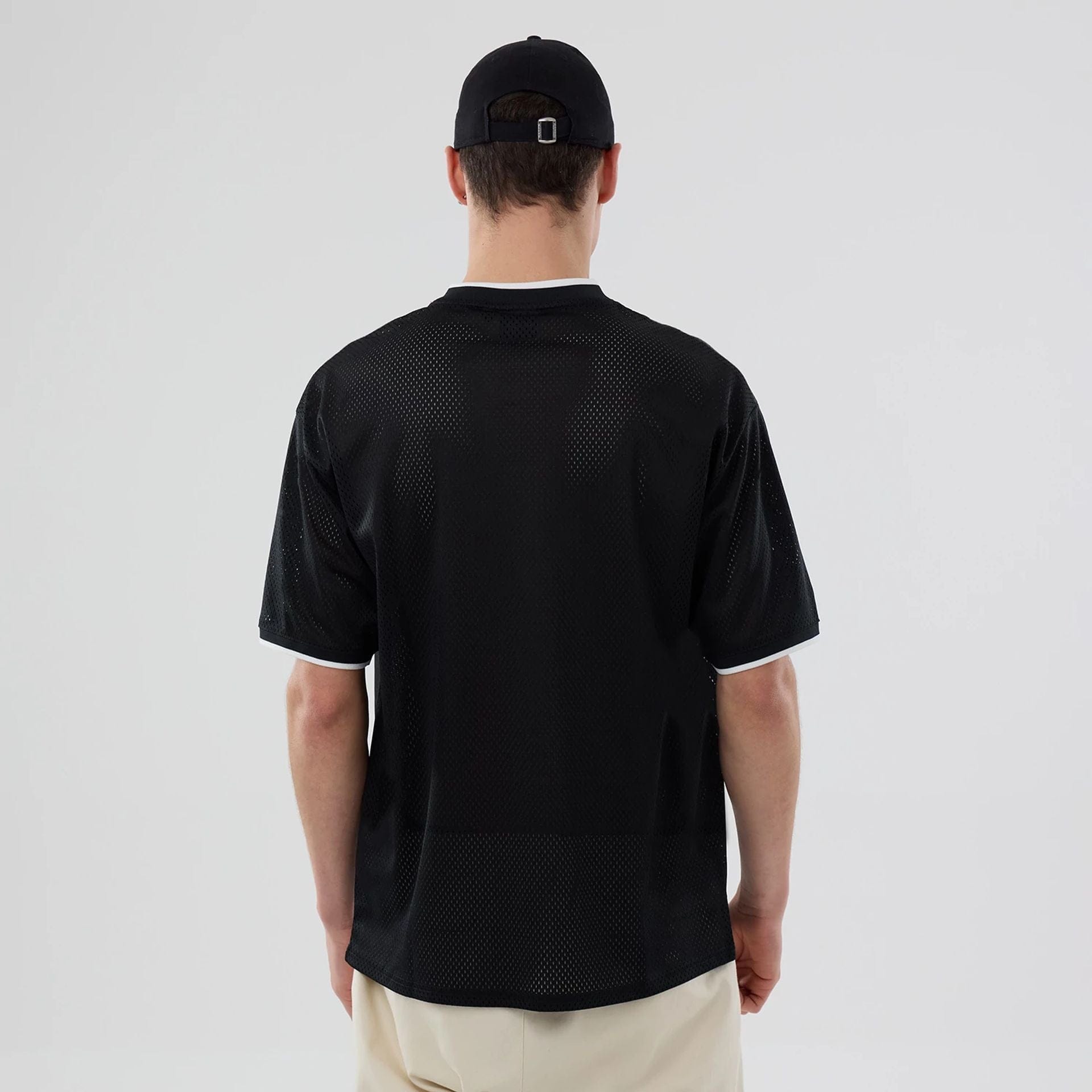 The model is wearing this NBA Mesh Brooklyn Nets Oversized T-Shirt in black. 2