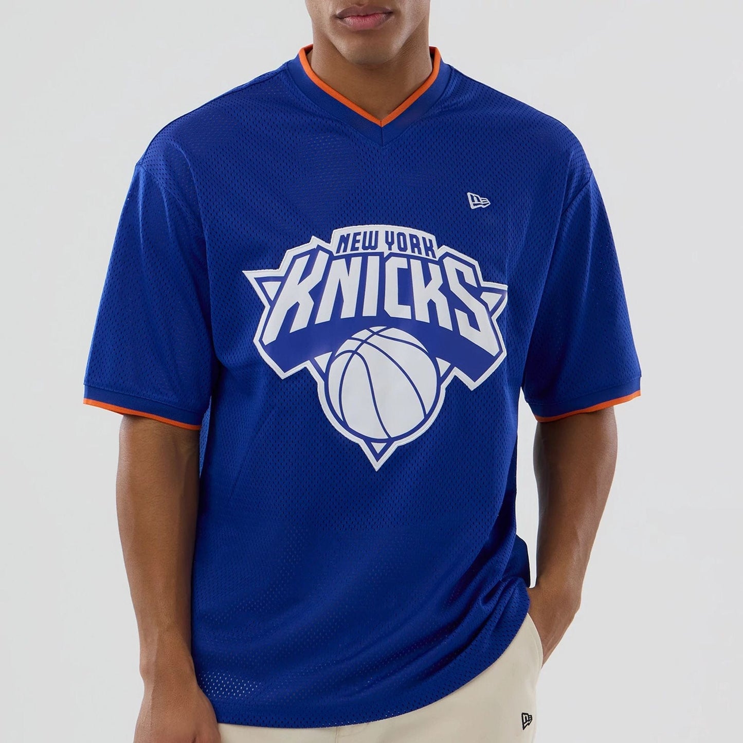 The model is wearing this NBA Mesh New York Knicks Oversized T-Shirt in blue. 5