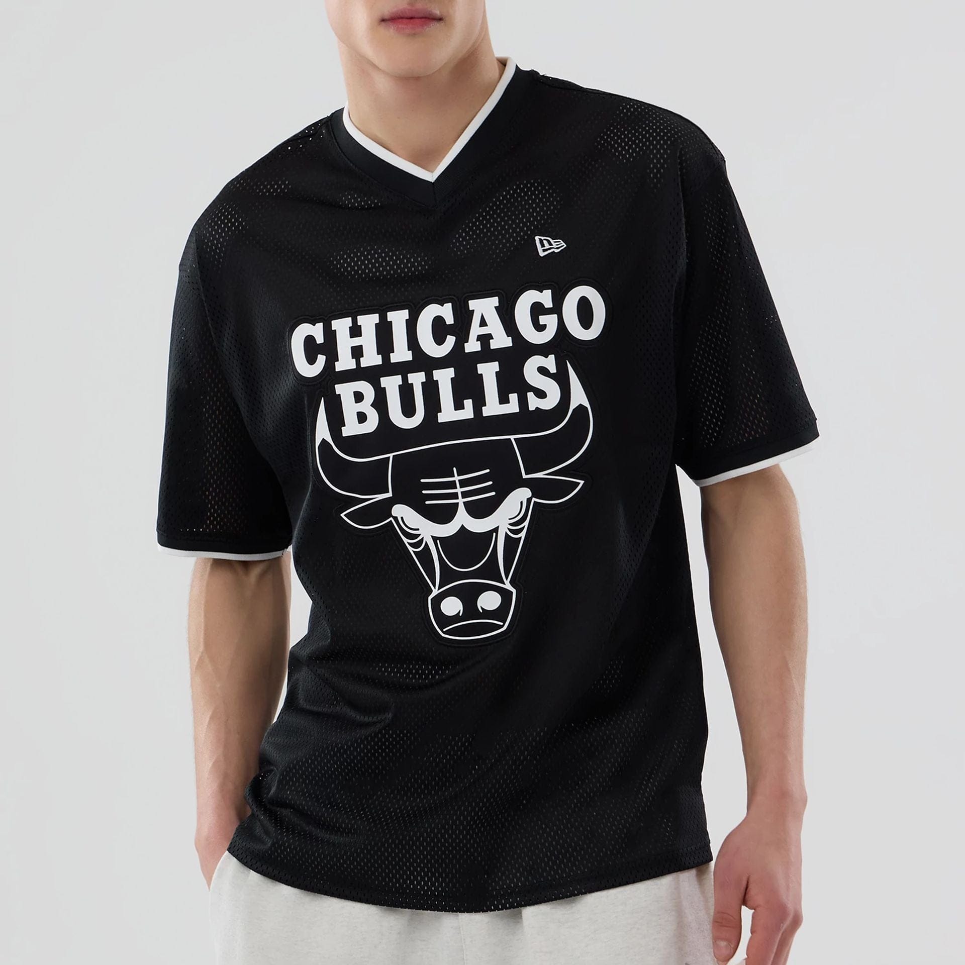 The model is wearing this NBA Mesh Chicago Bulls Oversized T-Shirt in black. 4