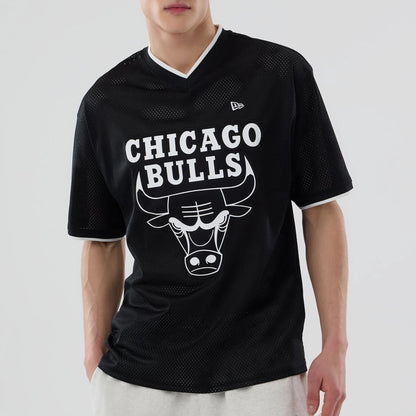 The model is wearing this NBA Mesh Chicago Bulls Oversized T-Shirt in black. 4