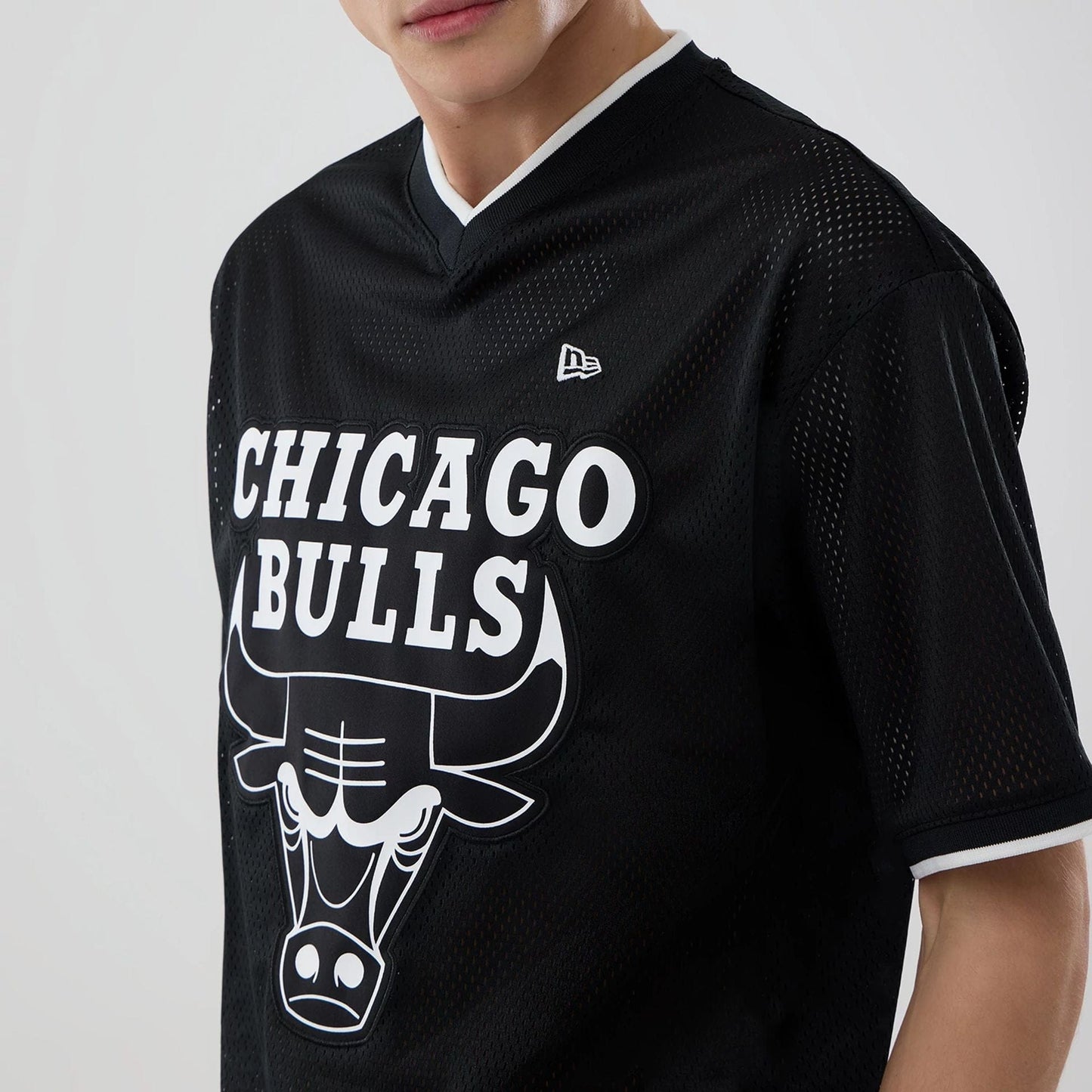 The model is wearing this NBA Mesh Chicago Bulls Oversized T-Shirt in black. 5