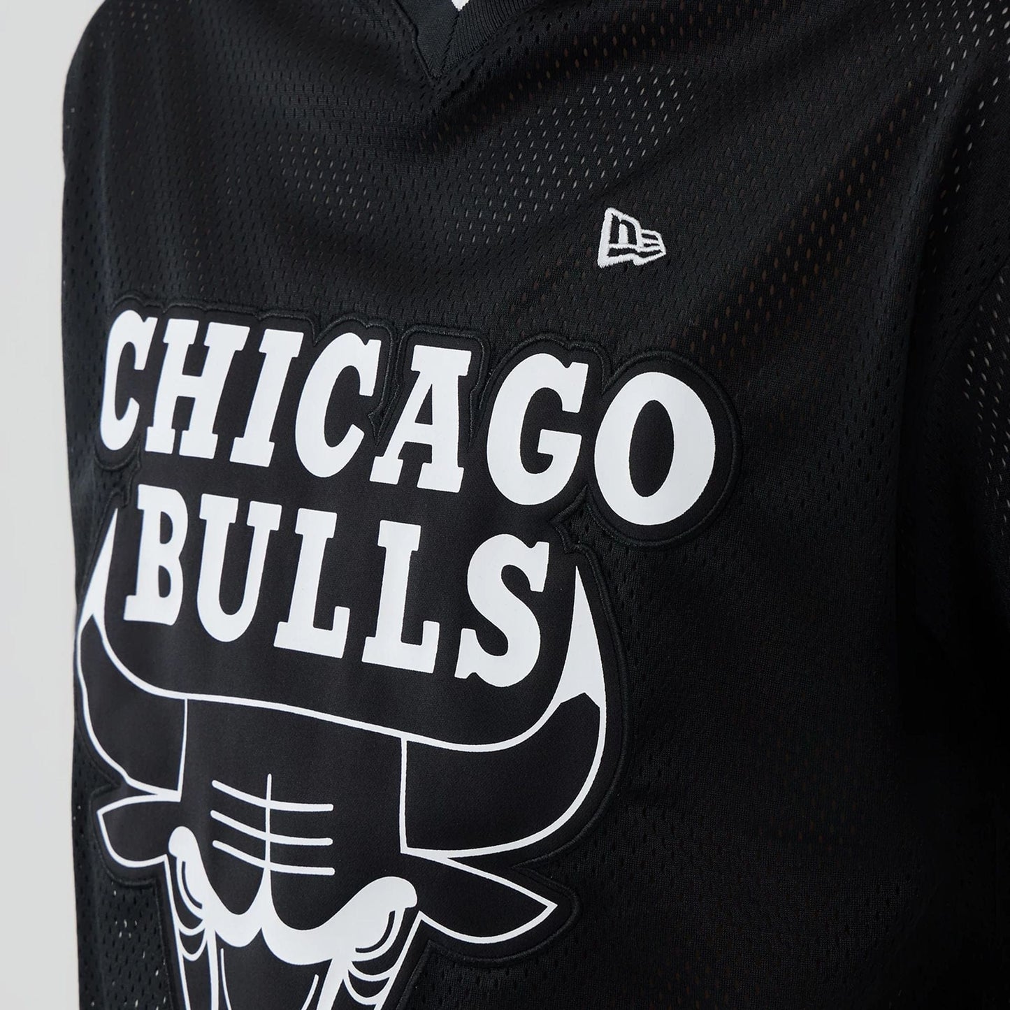The model is wearing this NBA Mesh Chicago Bulls Oversized T-Shirt in black. 3