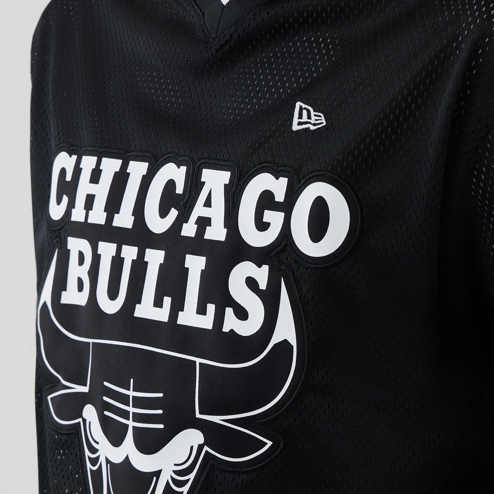 The model is wearing this NBA Mesh Chicago Bulls Oversized T-Shirt in black. 3