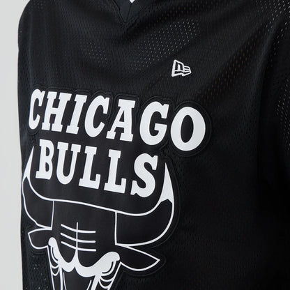 The model is wearing this NBA Mesh Chicago Bulls Oversized T-Shirt in black. 3