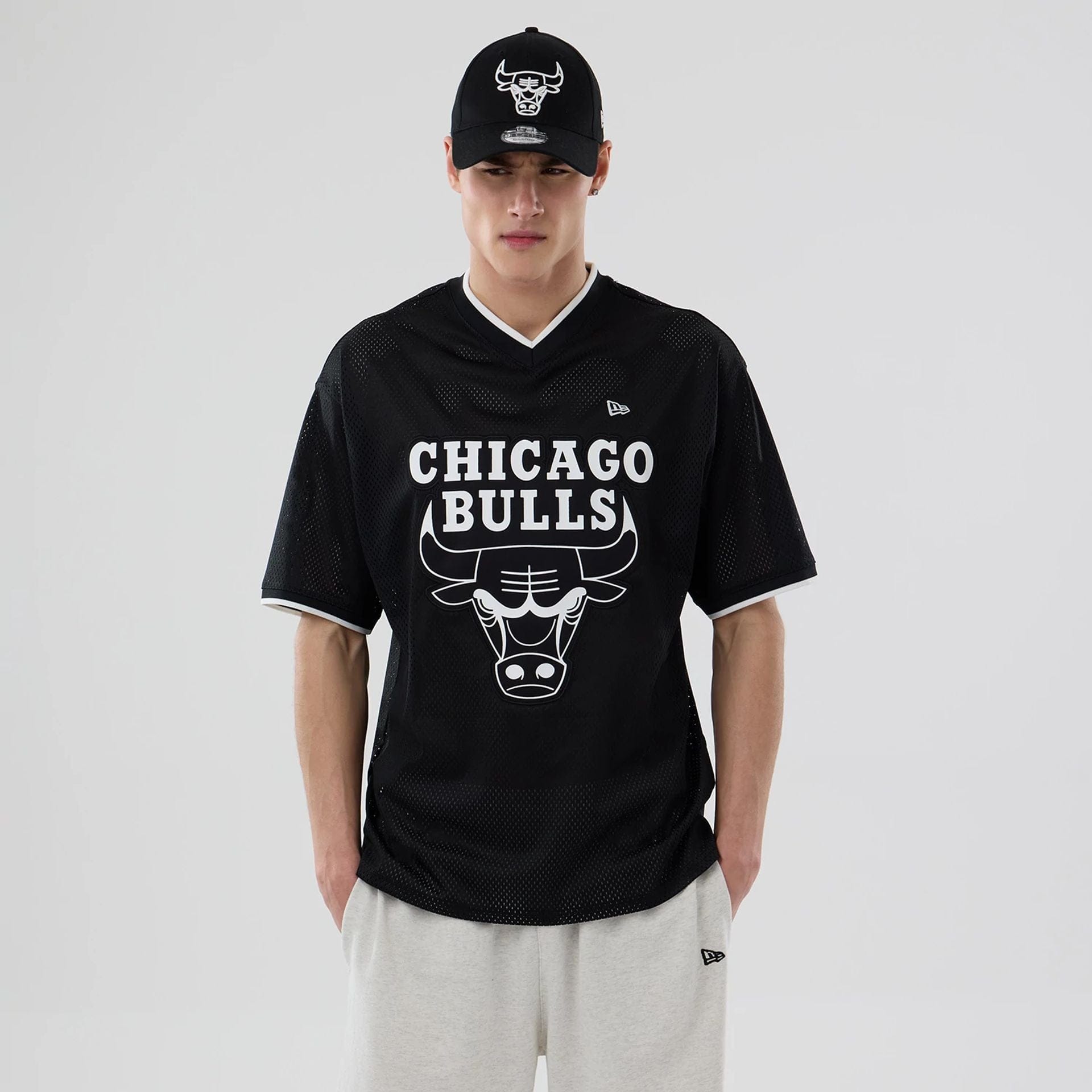 The model is wearing this NBA Mesh Chicago Bulls Oversized T-Shirt in black. 1