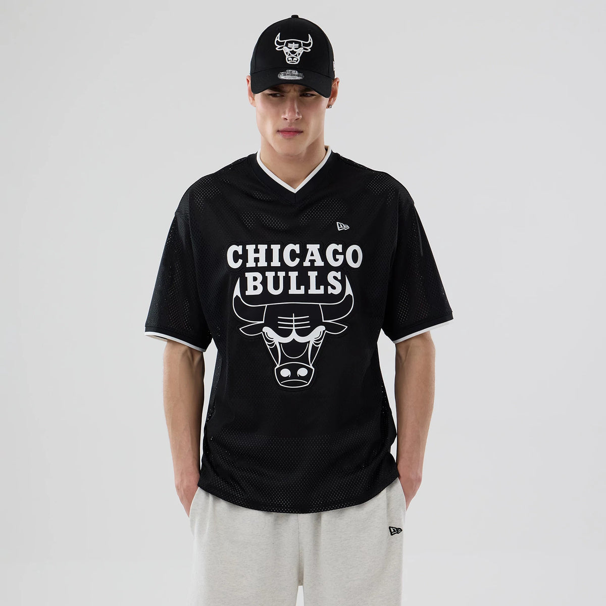 The model is wearing this NBA Mesh Chicago Bulls Oversized T-Shirt in black. 1