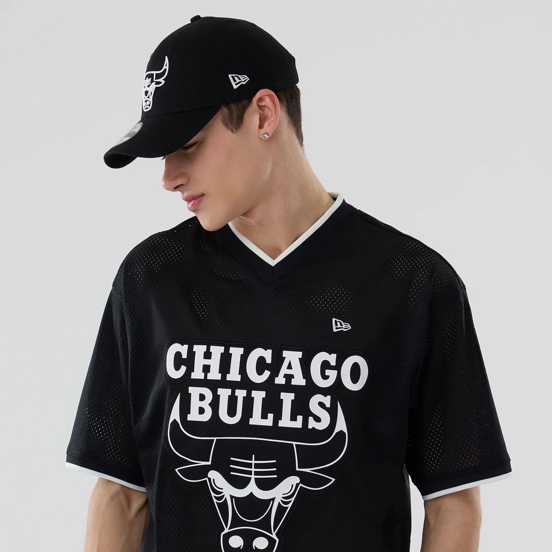 The model is wearing this NBA Mesh Chicago Bulls Oversized T-Shirt in black. 6