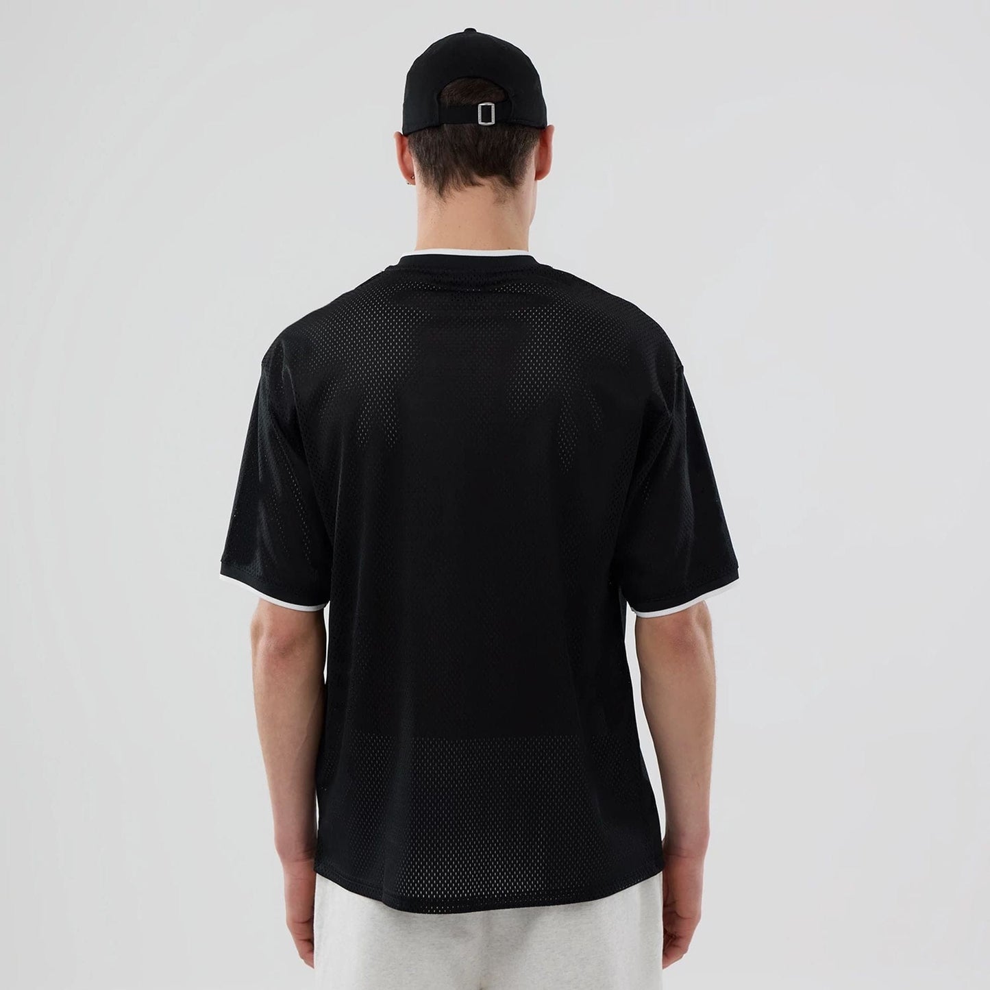 The model is wearing this NBA Mesh Chicago Bulls Oversized T-Shirt in black. 2