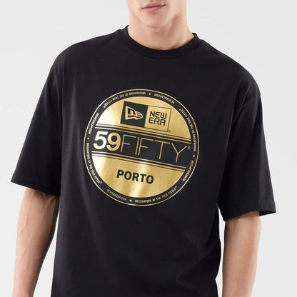 The model is wearing this New Era Sticker Porto Oversized T-Shirt in black. 5
